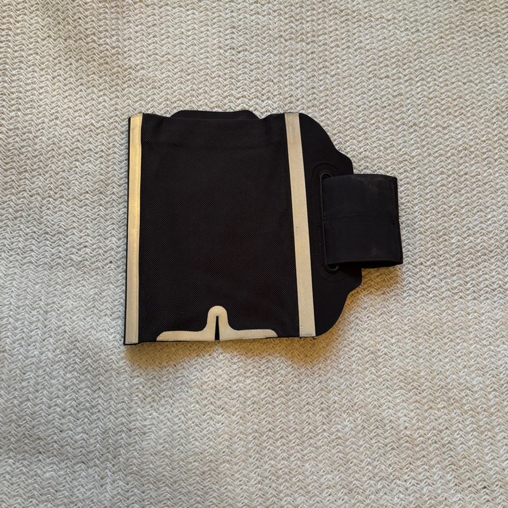 Lululemon black arm phone holder